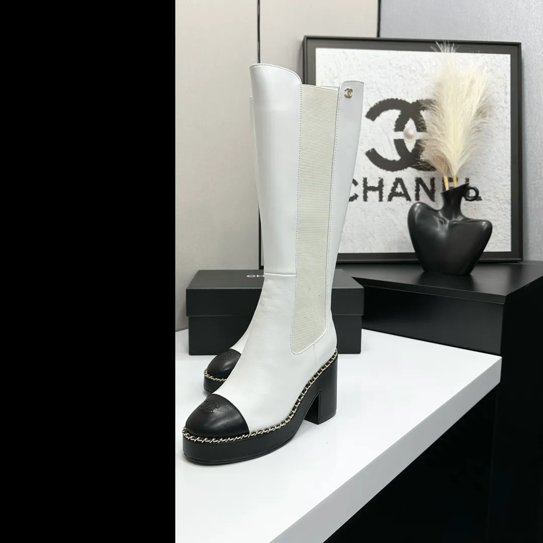 👟👟Ex-factory price 960👟👟 CHANEL Xiaoxiang 2024 autumn and winter sheepskin boots high boots knight boots The version is also the basic version of the Martin boots, neat and handsome. The upper is made of cowhide, super soft against the skin, wide and full, handsome and comfortable. The lining is soft water-dyed cowhide. The sole is original rubber outsole. Exclusive top quality 35-39. 40 customized
